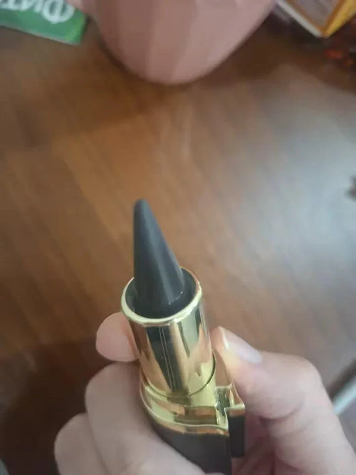 Eyeliner Tenue Longue Durée pour un Look Impeccable au Quotidien — photo d'un client 1